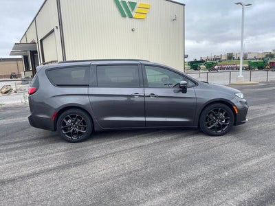 2022 Chrysler Pacifica Touring L FWD