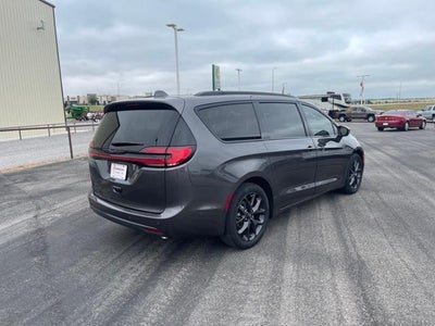 2022 Chrysler Pacifica Touring L FWD